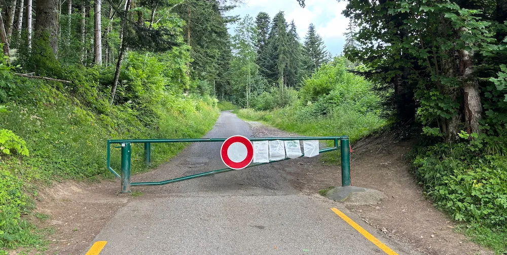 Barrière sur la route du Plan Sagran