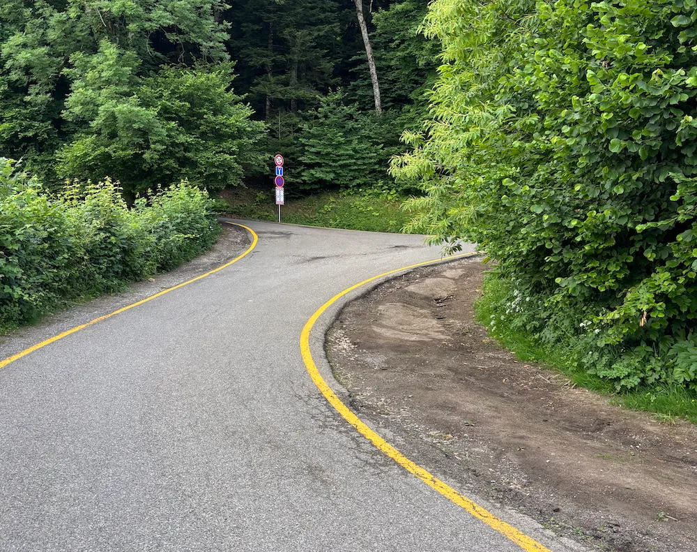 Stationnement sur la route avant la barrière